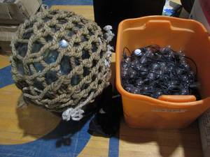 lot 162 image: Open tote of globe style string lig...