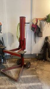 lot 14 image: Heavy Duty Hydraulic Transmission Jack with Adjustable Arms