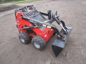 lot 163 image: AGT LRW23 Ride On Miini Skid Steer (shipping damage see pics)