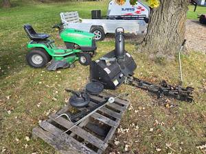lot 2 image: Sabre Lawn Tractor