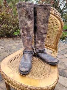 lot 43 image: Frye Boots Distressed Brown Leather  Size 9.5B