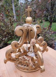 lot 120 image: Gold Gilt Carved Wooden Crown Dcor
