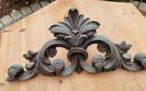 lot 124 image: Carved Wood Door Frame Finial