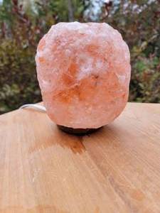 lot 155 image: Himalayan Salt Table Lamp