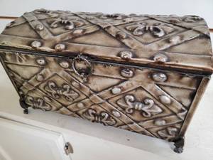 lot 127 image: Silver Pressed Tin Box Chest