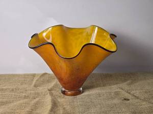 lot 163 image: Fine Studio Art Glass Centerpiece - Orange Frills - The Glass Forge 99
