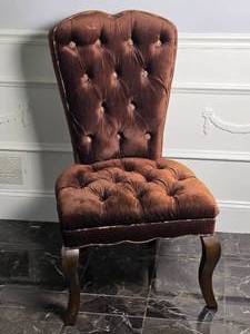 lot 16 image: Stylish Modern Tufted Accent Chair
