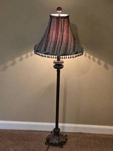 lot 207 image: Wonderful Beaded Shade Accent Table Lamp