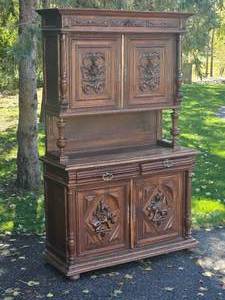 lot 2 image: Italian Renaissance Carved Buffet Hutch