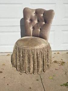 lot 140 image: Rhinestone Vanity Chair