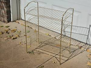 lot 199 image: Vintage Inspired Gold Tone Metal LP Album Storage Rack