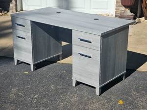 lot 141 image: Modern Contemporary Home Office Desk