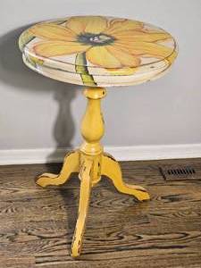 lot 67 image: Handpainted Yellow Daisy Black Eyed Susan Accent Table