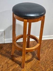 lot 171 image: Neat Bartenders Stool