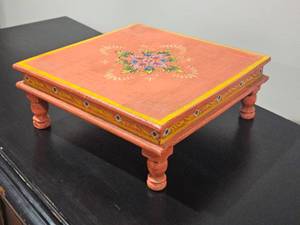 lot 112 image: Beautiful Vibrant Pooja Chowki Pedestal