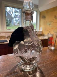 lot 89 image: Jack Daniels Collectible Whiskey Decanter with Eagle