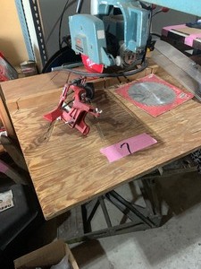 lot 7 image: Dewalt saw wstand