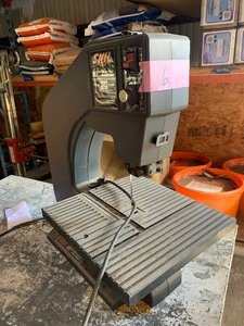 lot 6 image: 10 Skil band saw