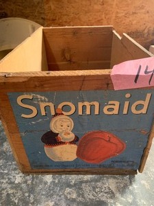 lot 14 image: Snomaid crate, loon planter, dyna trap-used