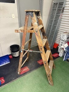 lot 75 image: 5ft Wood step ladder good shape