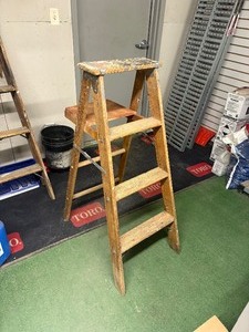 lot 74 image: 4FT wood step ladder good shape