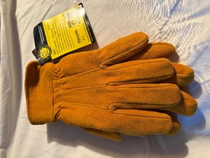 lot 82 image: New Winter Gloves