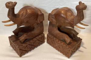 lot 110 image: Vintage Hand Carved Wooden Elephant Bookends 9 H x 3.75 W x 5.5 D