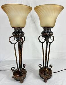 lot 1 image: Pair of Tuscan Style ConsoleBuffet Lamps