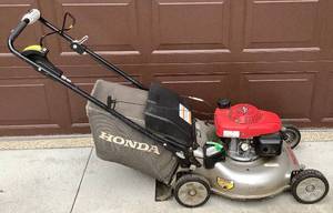 lot 69 image: Honda Self Propelled Lawn Mower with Bagger