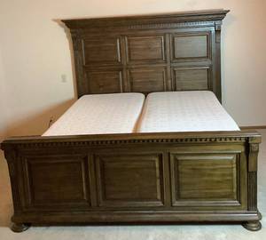 lot 31 image: Broyhill Lyla Panel King Adjustable Bed with Two Thomasville Twin Mattresses & Two Remotes