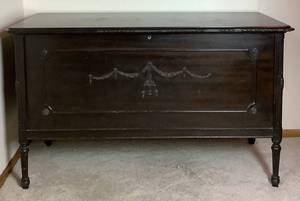 lot 33 image: Vintage Roos Manufacturing Cedar Chest