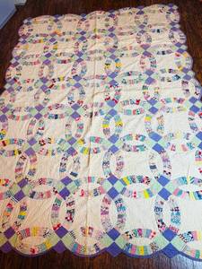 lot 49 image: Vintage Wedding Ring Pattern Quilt