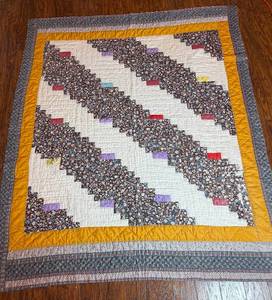 lot 52 image: Vintage Quilt - Machine Stitched