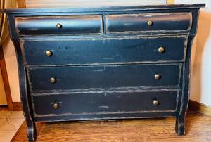 lot 44 image: Black Distressed 5 Drawer Hooker Furniture Dresser