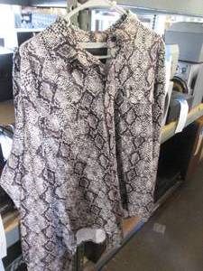 lot 253 image: Mens Fashion Nova Snakeskin print ...