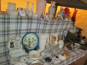 lot 260 image: Vintage ruffled stemmed vases, glaz...