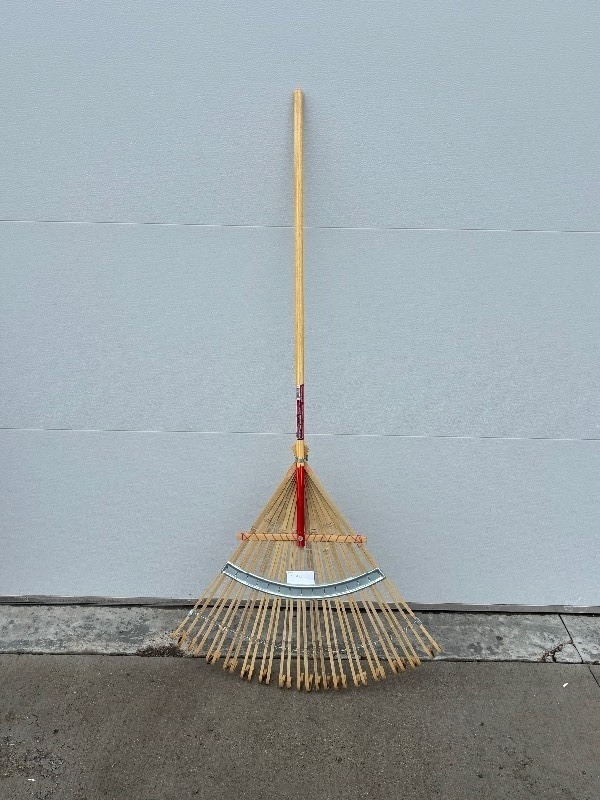 lot 24 image: 30 Bamboo Rake