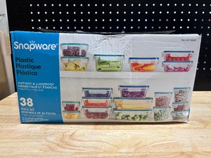 lot 53 image: Snapware Plastic Set