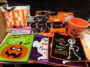 lot 84 image: Halloween Items