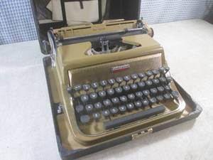 lot 7 image: (EC1) Vintage Underwood Golden Touc...