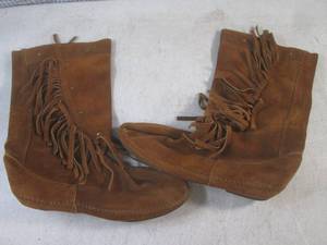 lot 50 image: (CS) Pair of Minnetonka Womens Sue...