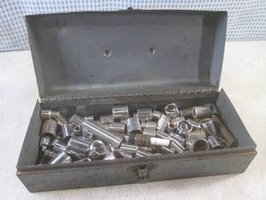 lot 123 image: (EC1) 12 Metal Tool Box Full of As...