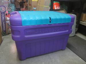 lot 136 image: (EW2) Rubbermaid Sport Locker Stora...