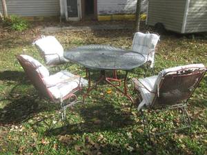 lot 187 image: (UD3) Outdoor Metal Table and 4 Cha...