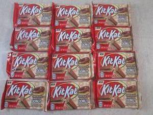 lot 242 image: (B-1) 12 Kit Kat Chocolate Frosted ...