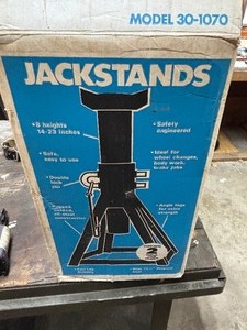 lot 148 image: 2 - 6500 LB Jack Stands