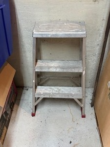 lot 133 image: 3 Step Aluminum Ladder