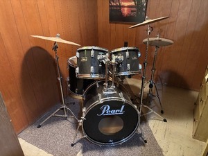 lot 1 image: Pearl Drum Set