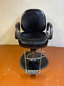 lot 3 image: Barber Chair