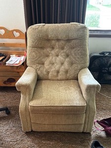 lot 13 image: Massaging Heated Chair